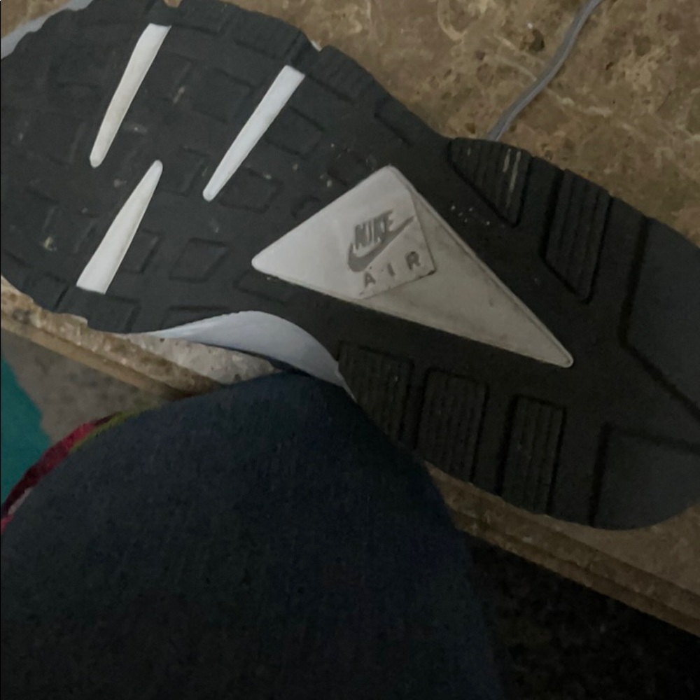 Sneakers - Picture 4 of 7